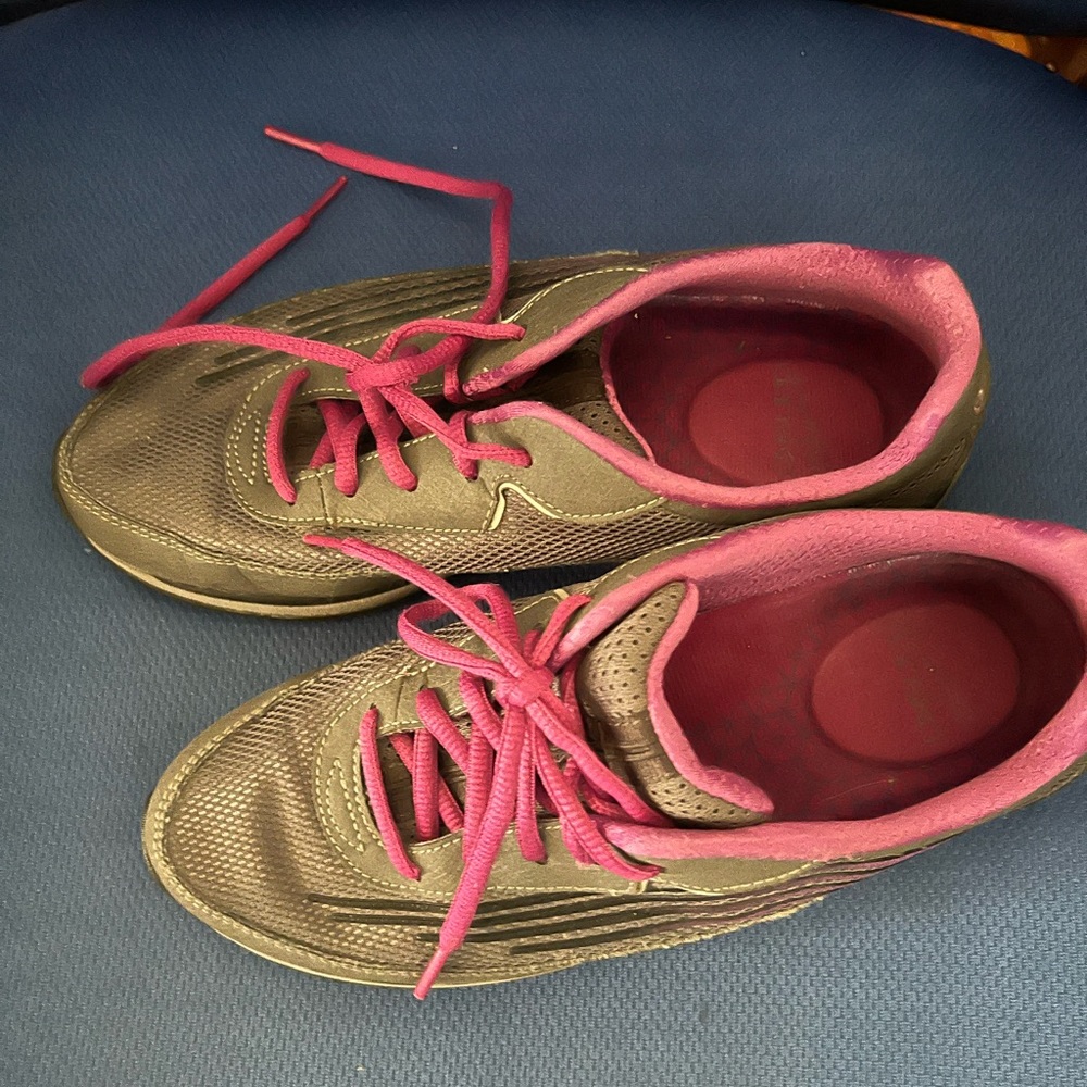 Dansko sneakers size 38 which is 7.5-8 in ladies.  No rips, holes or tears.
